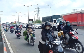 Dòng người từ các tỉnh thành đổ về TP.HCM sau kỳ nghỉ dài