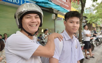 Đưa con vượt 30 km thi vào lớp 10, bố bóp vai mong con viết văn thật tốt