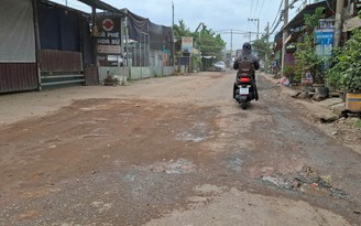 Xe ben làm rơi đất đá xuống đường