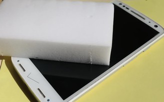 Có nên dùng Magic Eraser để xóa vết xước trên màn hình điện thoại?