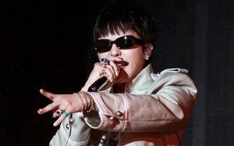G-Dragon bị chỉ trích vì trang phục biểu diễn