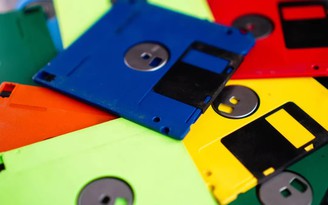 Tại sao Floppy Disk được gọi là 'đĩa mềm' dù cứng cáp và bền bỉ?