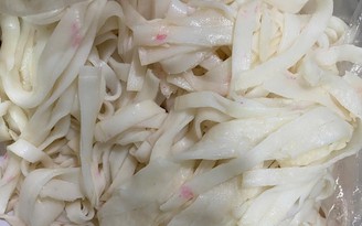Xuất hiện hình ảnh mì Quảng có màu lạ ở chợ Huế, chính quyền lập tức kiểm tra