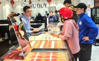 Giá vàng, bạc 'lao dốc', sẵn tiền tỉ nên đầu tư thế nào?