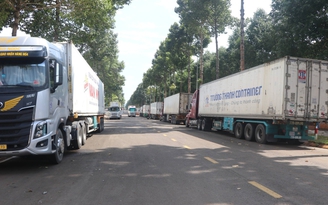 Xe container chở sầu riêng chờ kiểm định để xuất khẩu đậu kín Bến xe Dầu Giây
