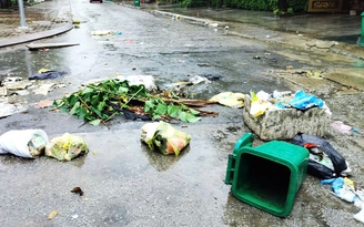 Thanh Hóa: Rác ngập đường phố sau mưa lớn