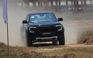 Ford Ranger Raptor máy xăng giá 1,448 tỉ đồng có gì chinh phục 'dân chơi'?