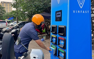 Liên tục triển khai tủ đổi pin, VinFast quyết giữ 'ngôi vương' xe máy điện