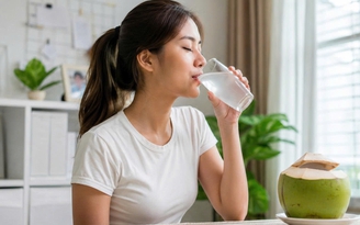 Vì sao bạn nên uống nước dừa vào buổi sáng khi bụng đói?