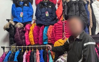 Dán nhãn hàng giả thời trang bán kiếm lời, vợ chồng chủ shop bị khởi tố