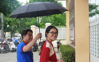 Cơn mưa xối xả ngày làm thủ tục thi, hình ảnh khiến nhiều người xúc động