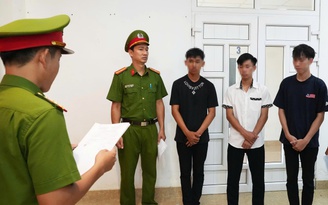 Huế: Khởi tố 3 bị can bốc đầu xe máy, lạng lách trên quốc lộ 49B