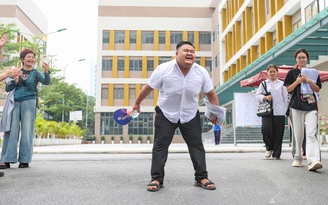 Nam sinh Hà Nội ăn mừng kiểu Ronaldo sau bài thi môn văn