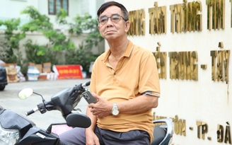 Đứng chờ cháu thi THPT, ông ngoại xúc động nhớ chuyện thi cử 20 năm trước