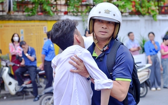 18 năm làm 'đôi chân' cho con, người cha mong con chạm tới ước mơ luật sư
