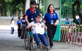 Hình ảnh đầy cảm xúc của sĩ tử TP.HCM trong ngày đầu thi tốt nghiệp THPT