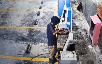 TP.HCM: Bắt nhóm người cắt trộm nhiều súng sạc tại trạm sạc xe điện