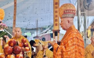 Khóa lễ trì tụng Kinh Địa Tạng tại công viên Lê Thị Riêng: Không chỉ để cầu siêu