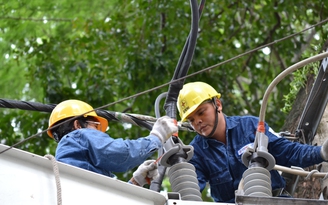 'Vũ điệu cám heo' và niềm hạnh phúc không sao kể xiết khi điện về