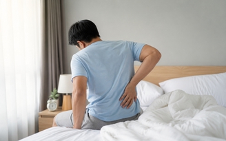 Đau lưng, cứng lưng mỗi sáng: Khi nào là bình thường, khi nào cần đi khám?