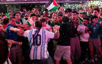 CĐV Argentina và Algeria ẩu đả, màn đấu trí giữa Messi với con trai Zidane sẽ cực nóng