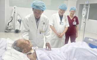 Bệnh viện Quân y 121 nỗ lực cứu sống cụ ông 100 tuổi