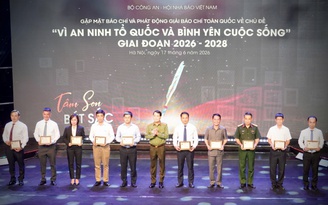 Phó tổng biên tập Báo Thanh Niên nhận Kỷ niệm chương Bảo vệ an ninh Tổ quốc