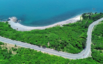 Bãi Sỏi dưới đèo Lương Sơn tuyệt đẹp, biển Nha Trang rất 'khác lạ'