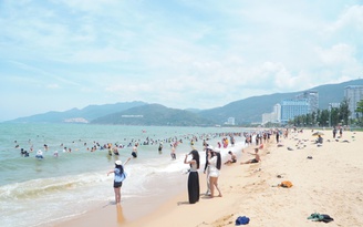 Đúng 12 giờ trưa Tết Đoan Ngọ, hàng ngàn người đổ ra biển Quy Nhơn