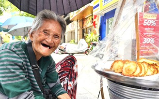Người mẹ 83 tuổi bán bánh vỡ òa khi tâm nguyện với con trai thành hiện thực