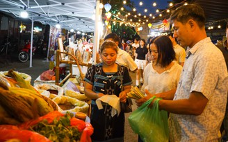 Hàng ngàn người đổ về phiên chợ quê Hòa Vang 'săn' nông sản sạch