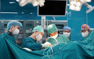 TP.HCM: 10 giờ nỗ lực cứu sống bé trai 11 tuổi bị xe cán qua người