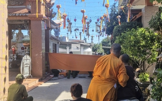 Phát hiện thi thể trẻ sơ sinh trong túi xách đặt trước cổng chùa