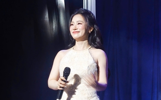 Lương Bích Hữu trẻ trung, khoe giọng hát cao vút