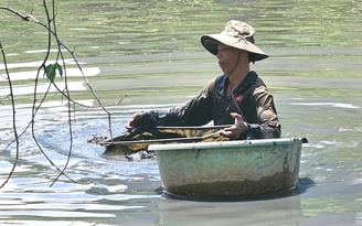 27 năm mưu sinh dưới dòng rạch đen: Chuyện người đàn ông đãi bùn tìm trùn chỉ