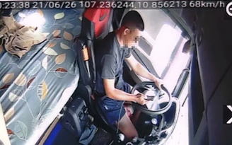 Tưởng không ai thấy, tài xế dùng điện thoại trên cao tốc vẫn bị phạt