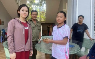 Nhặt được ví tiền, nữ sinh lớp 8 nhờ công an tìm trả người đánh rơi