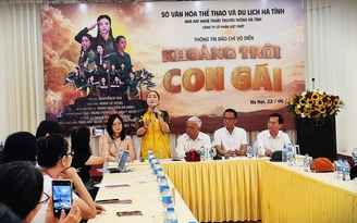 NSND Hồng Lựu hát ví, giặm về 10 cô gái Ngã ba Đồng Lộc
