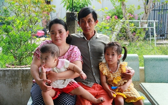 Vợ chồng khuyết tật nhọc nhằn lo chữa bệnh cho con