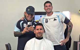 'Đối thủ' của vợ Messi lại gây sốt: Đi cắt tóc cũng không rời thủ quân Argentina nửa bước