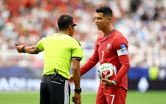 Ronaldo phớt lờ khi phóng viên nhắc đến Messi: ‘Hỏi câu khác đi’