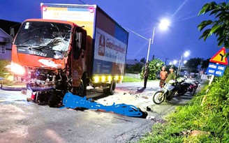 Xe máy chở 3 người tông trực diện xe tải, cả 3 tử vong tại chỗ