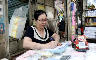 Lăng kính bạn đọc: Đã in hóa đơn, sao còn viết tay?