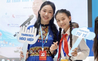 Đại biểu Đại hội Đoàn toàn quốc hào hứng check-in tại gian trưng bày Báo Thanh Niên