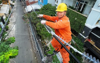 Ảnh dự thi: Một ngày làm việc của người công nhân điện