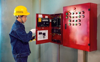 Ảnh dự thi: Kiểm tra thiết bị vận hành trạm biến áp
