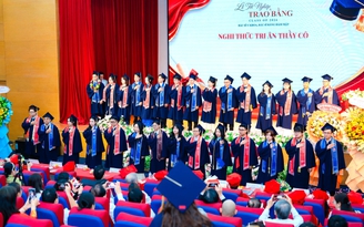 Một trường ĐH trao bằng cho khóa bác sĩ y khoa đầu tiên