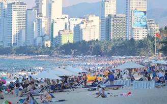 Du lịch đảo lộn vì nắng nóng cực đoan