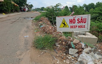 'Ổ gà' thành hố sâu, dân đi lại nguy hiểm