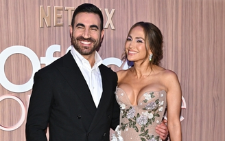 Jennifer Lopez nóng bỏng bên bạn diễn giữa tin đồn hẹn hò